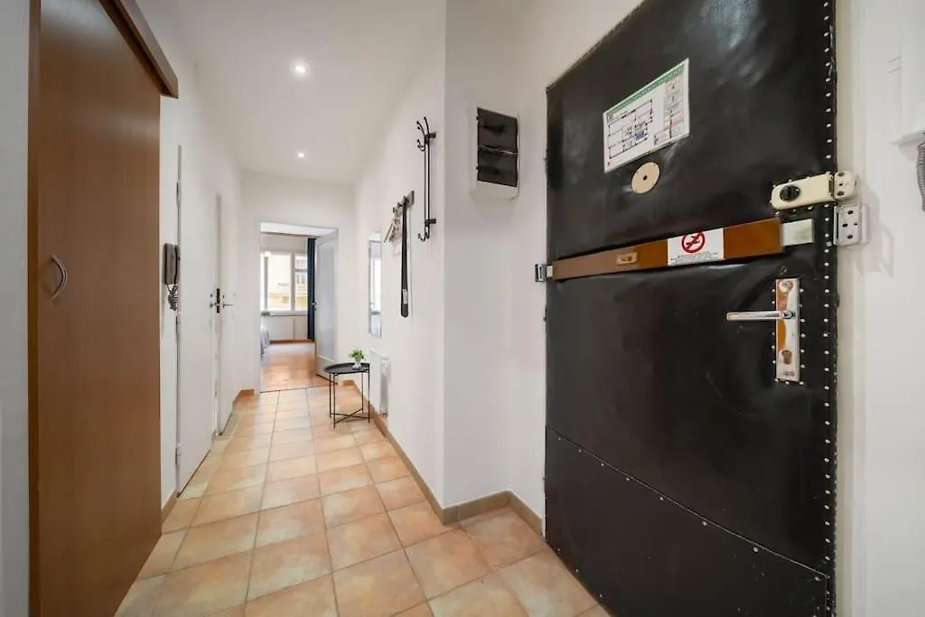 Cityscape Charm Spacious 3 Bedroom Haven For 7 Πράγα 0*,