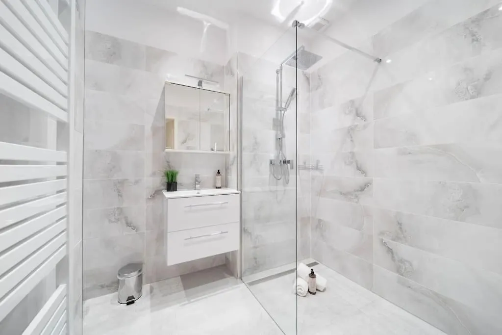 Cityscape Charm Spacious 3 Bedroom Haven For 7 Πράγα 0*,