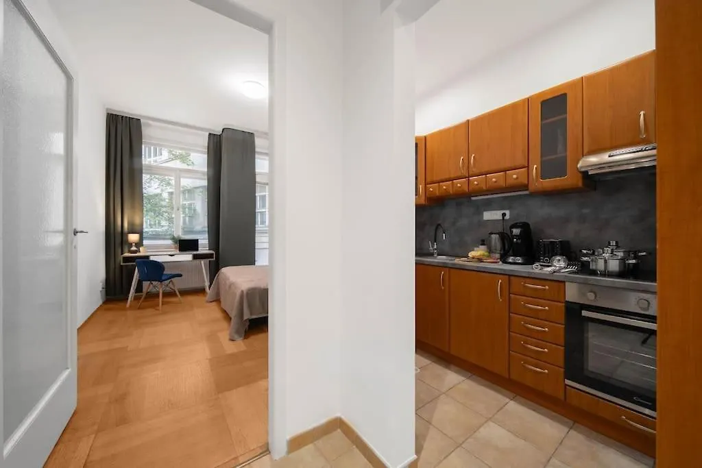 Cityscape Charm Spacious 3 Bedroom Haven For 7 Πράγα