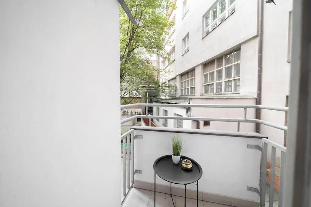 Cityscape Charm Spacious 3 Bedroom Haven For 7 Πράγα 0*,  Τσεχία