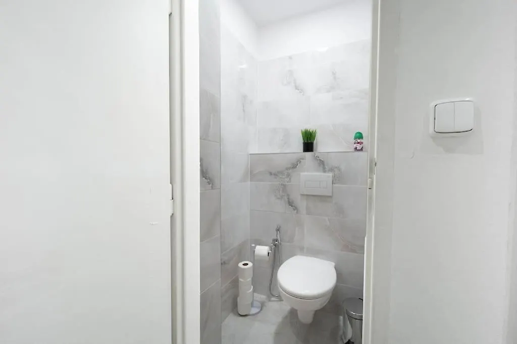 Cityscape Charm Spacious 3 Bedroom Haven For 7 Πράγα